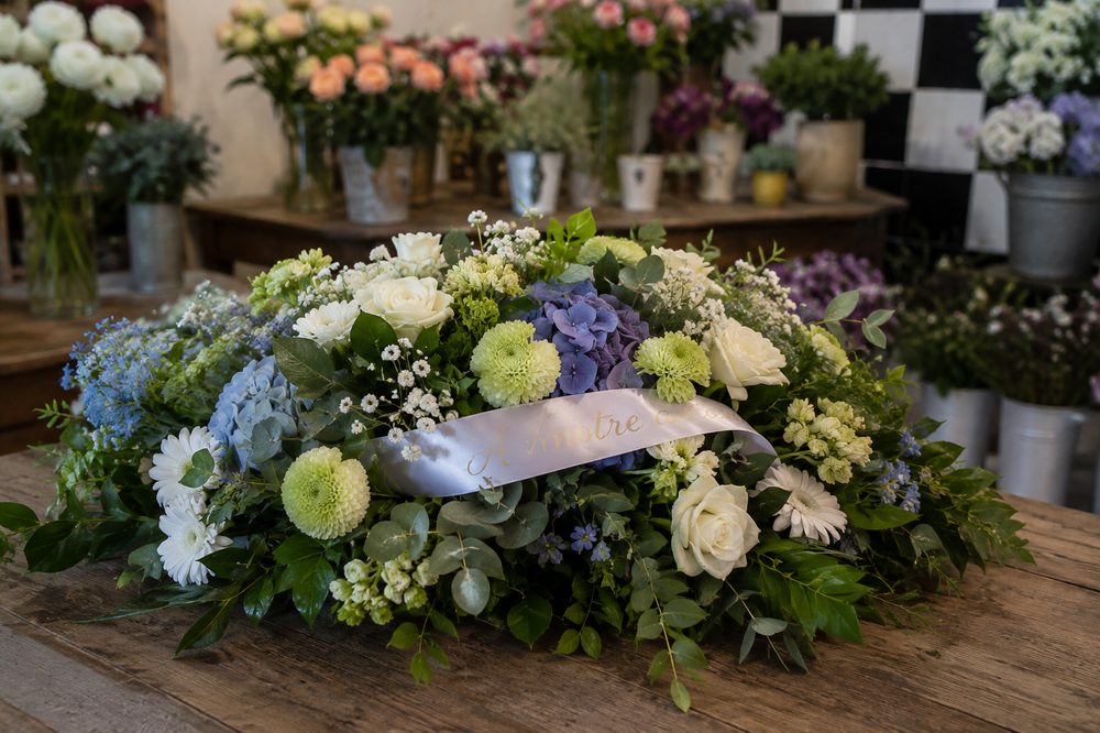 Gerbe de deuil composée à la main par Les Fleurs de Vic, artisan fleuriste à Vic-Fezensac (Gers)